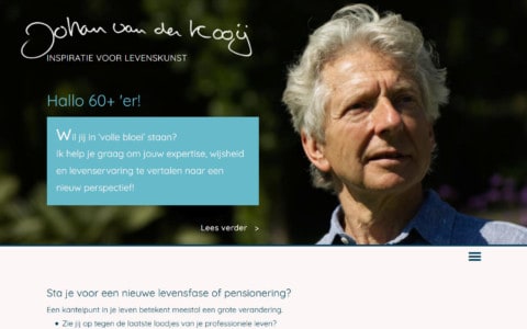 Screenshot van de home pagina met een grote foto van Johan van der Kooij en een lichtblauw vlak met tekst