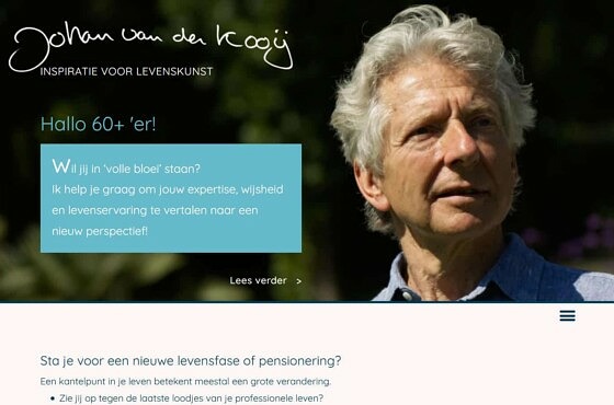 Screenshot van de home pagina met een grote foto van Johan van der Kooij en een lichtblauw vlak met tekst