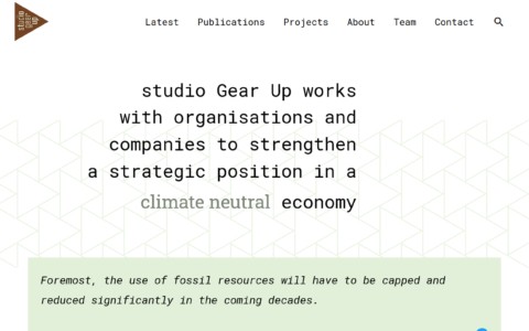 screenshot van studio Gear Up's homepagina met verschillende secties, de driehoek van het logo komt terug in de knoppen en in het achtergrondpatroon